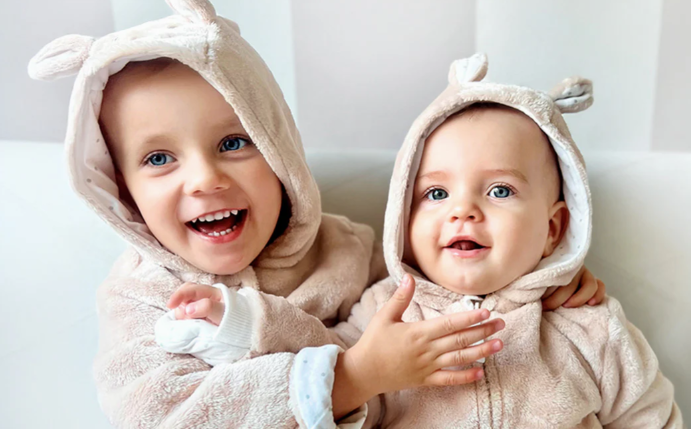 Zdrowie zaczyna się od dotyku: Jak mądrze wybrać sklep z odzieżą dziecięcą?